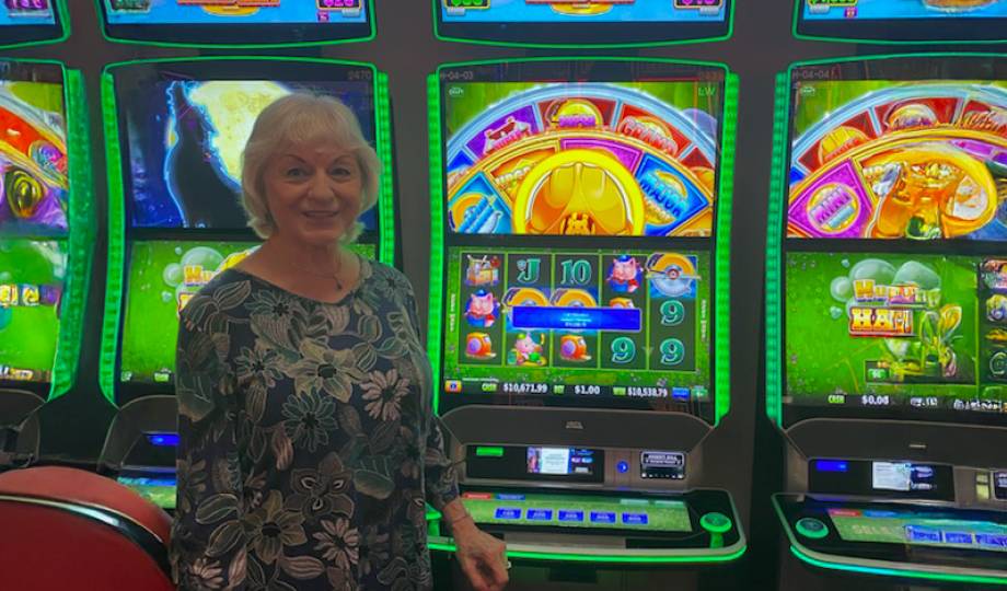 Loretta hit a lucky win on Hard Hat!